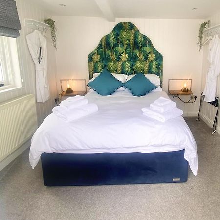 Stylish Cottage With Quay And River View Lymington Esterno foto